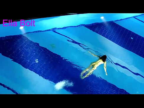 ❤️ Saya tidak bisa berhenti menonton, pirang muda tertangkap basah berenang di kolam resor ELLA BOLT ❤️ Porn keras pada kami
